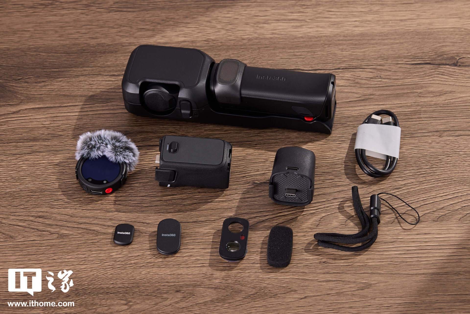 全家福套装：包括 Insta360 Mic Pro 无线麦克风、无线麦克风磁吸夹、收纳保护壳、1/4